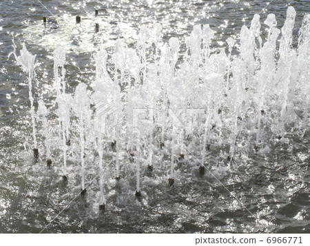 Fountain in the park 6966771