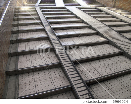 通往地下通道的斜坡樓梯 通往地下通道的斜坡樓梯 6966924