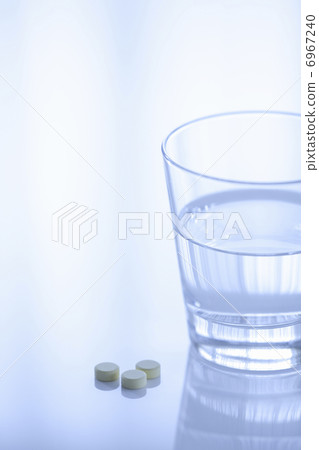 藥片和杯水 6967240
