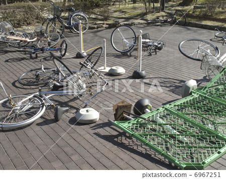 自行車因陣風而坍塌 6967251