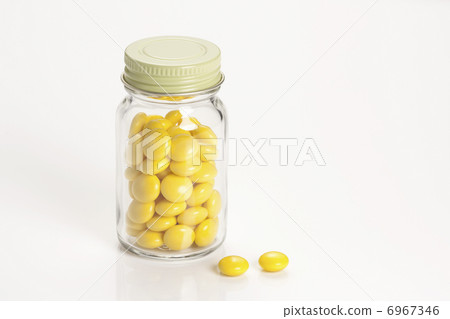 Vials containing vitamins 6967346