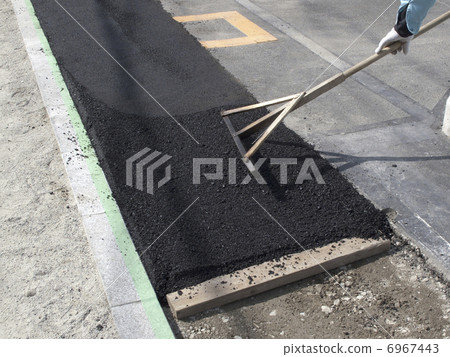 在道路施工現場的瀝青 6967443