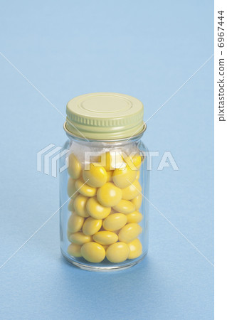 Vials containing vitamins Vials containing vitamins 6967444