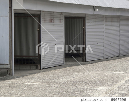 Garage for rent with shutter 6967696