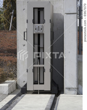 Rail type gate 6967870