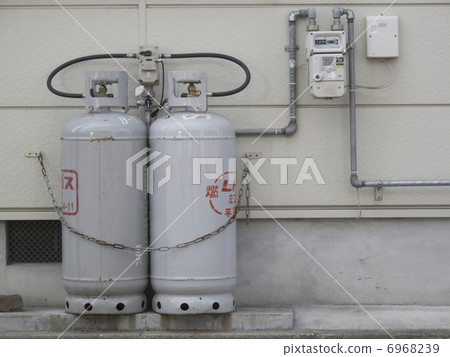 丙烷汽油箱安裝在私人住宅的牆上 丙烷汽油箱安裝在私人住宅的牆上 6968239