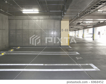 混凝土在地下停車場 6968452