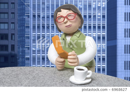 玩手機的女僱員的玩偶 6968627