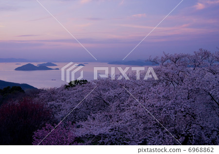 在黃昏的Shiun雲山 在黃昏的Shiun雲山 6968862