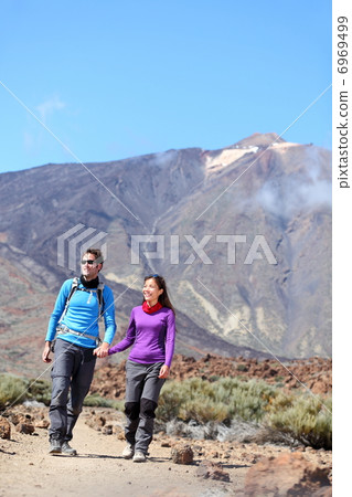 Couple hiking outdoors 6969499