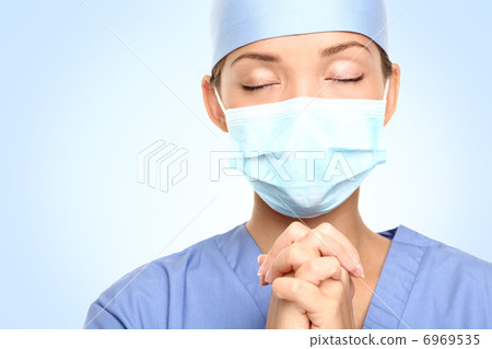 medical doctor praying 6969535