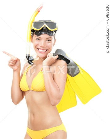 Woman with goggles and flippers 6969630