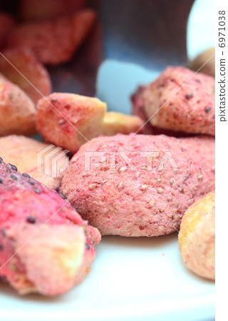 Strawberry dried fruits 6971038