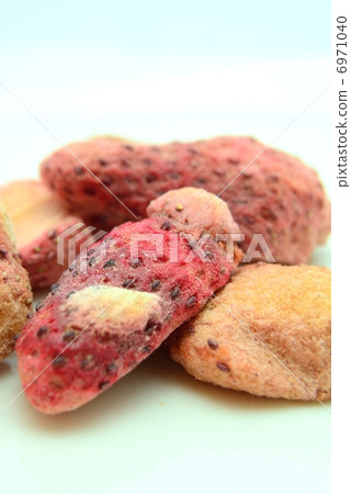 Strawberry dried fruits 6971040