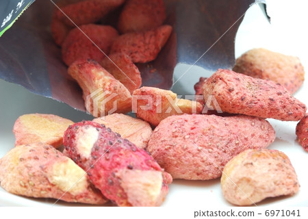 Strawberry dried fruits 6971041