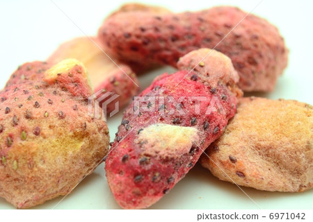 Strawberry dried fruits 6971042