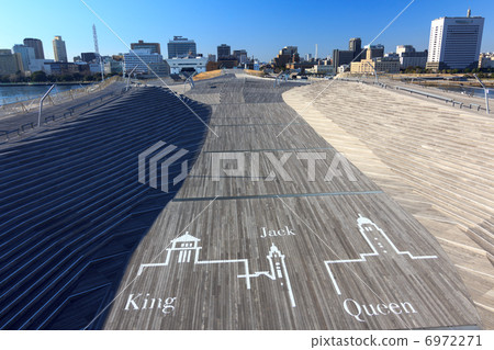 Oishi Bridge Illustration of the Yokohama Three Tower 6972271