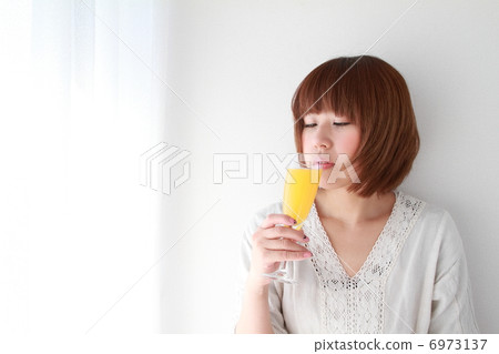 短鮑勃婦女喝果汁 6973137
