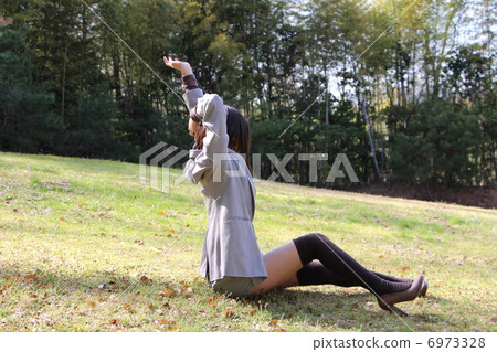 延長在草坪的婦女 延長在草坪的婦女 6973328