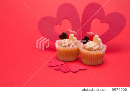 Two valentines cupcakes with five heart decorations 6974900