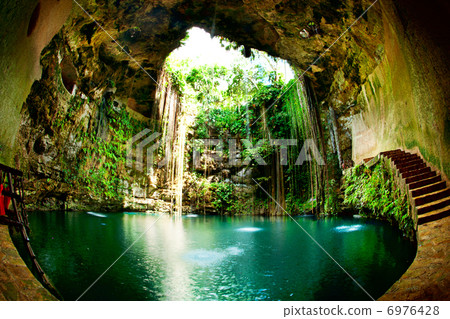 Ik-Kil Cenote, Chichen Itza, Mexico 6976428