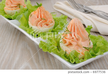 Eggs stuffed with salmon pate 6977536