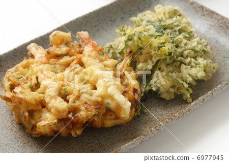 照片素材(图片): 天妇罗 虾仁蔬菜饼 少量面糊拌油炸鱼和蔬菜