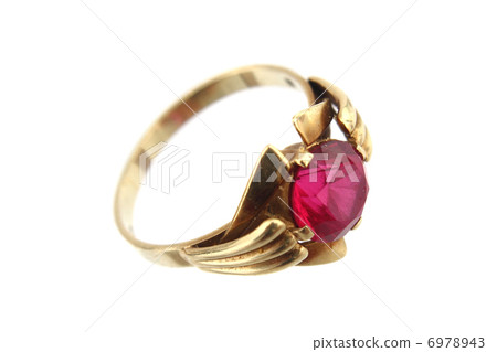 golden ring with red gem 6978943