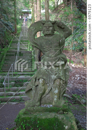 Nioba statue of Wenjin Senji approaching path Nioba statue of Wenjin Senji approaching path 6979123