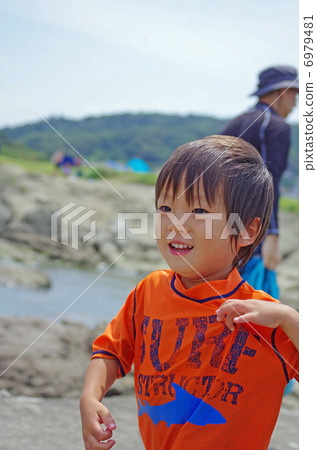 孩子們在海邊玩 6979481