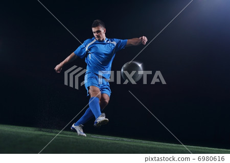 soccer player 6980616