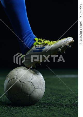 soccer player 6980664