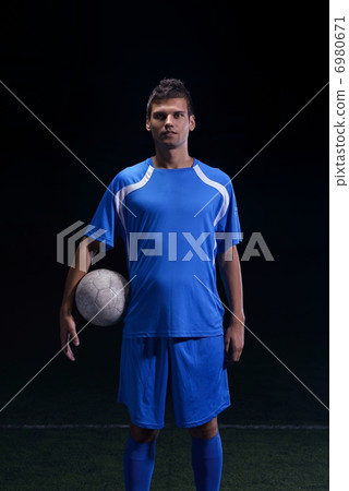 soccer player 6980671