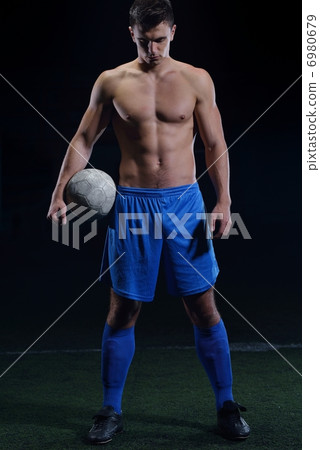soccer player 6980679
