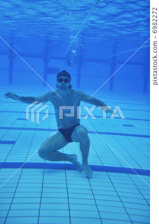 swimming pool underwater 6982272