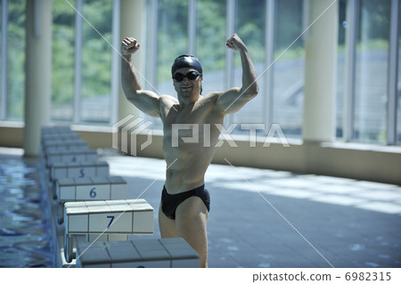 young swimmer ready for start 6982315
