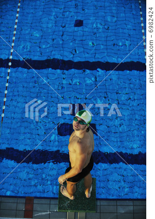 young swimmmer on swimming start 6982424