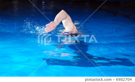 .swimmer 6982704