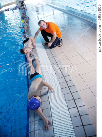 happy childrens at swimming pool 6982809