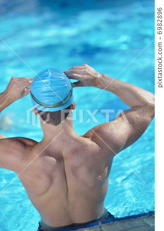 swimmer 6982896