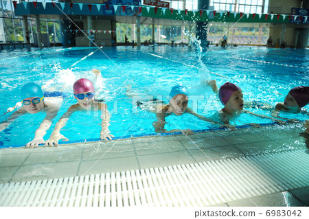 happy childrens at swimming pool 6983042