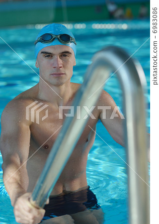 swimmer 6983086