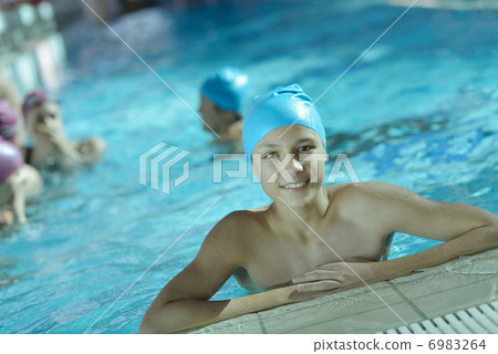 happy children group at swimming pool 6983264