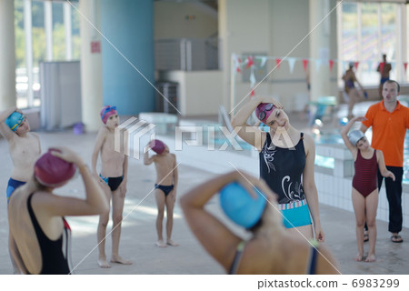 happy childrens at swimming pool 6983299