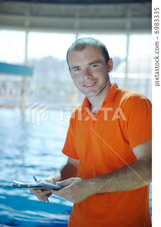 happy childrens at swimming pool 6983335