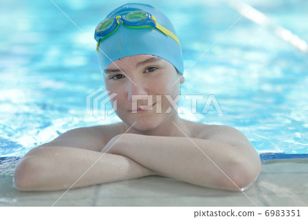 happy child on swimming pool 6983351