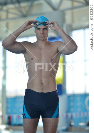 swimmer 6983363