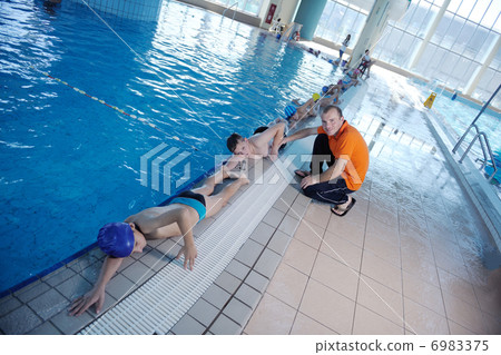 happy childrens at swimming pool 6983375