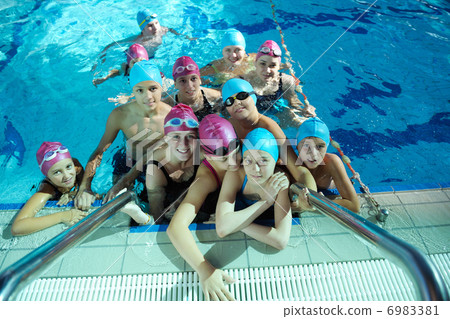 happy childrens at swimming pool 6983381