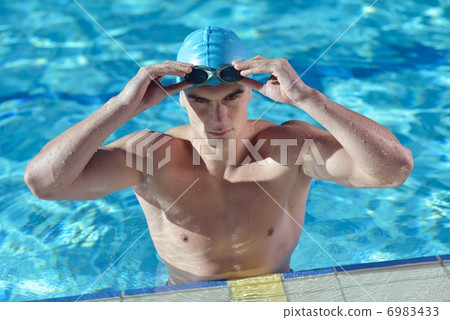 swimmer 6983433